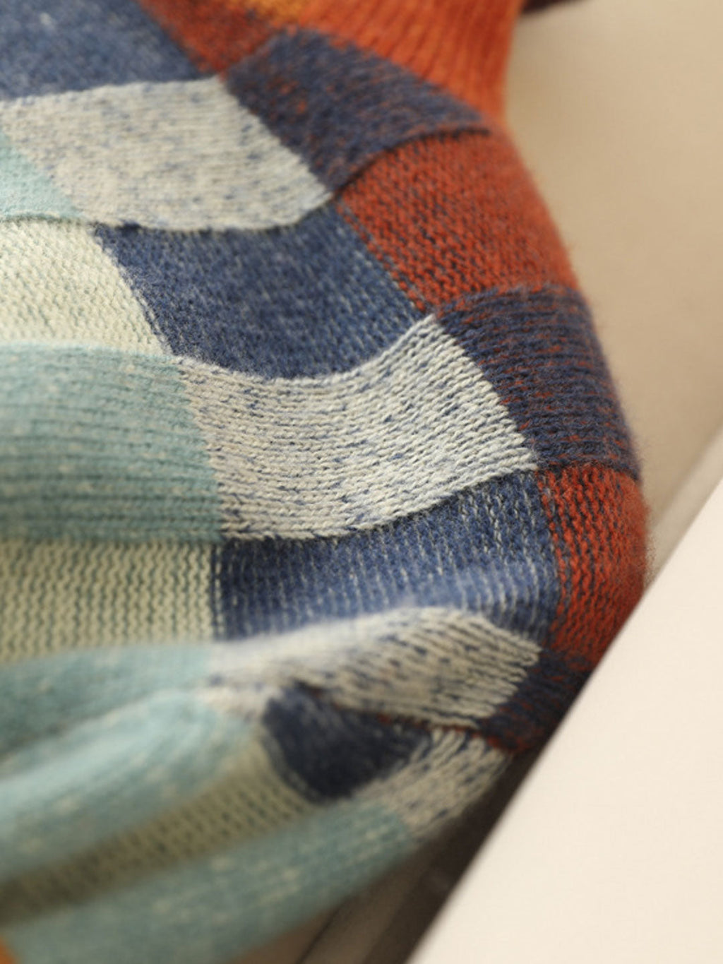Caroline - Løs rutete strikkegenser med høy hals