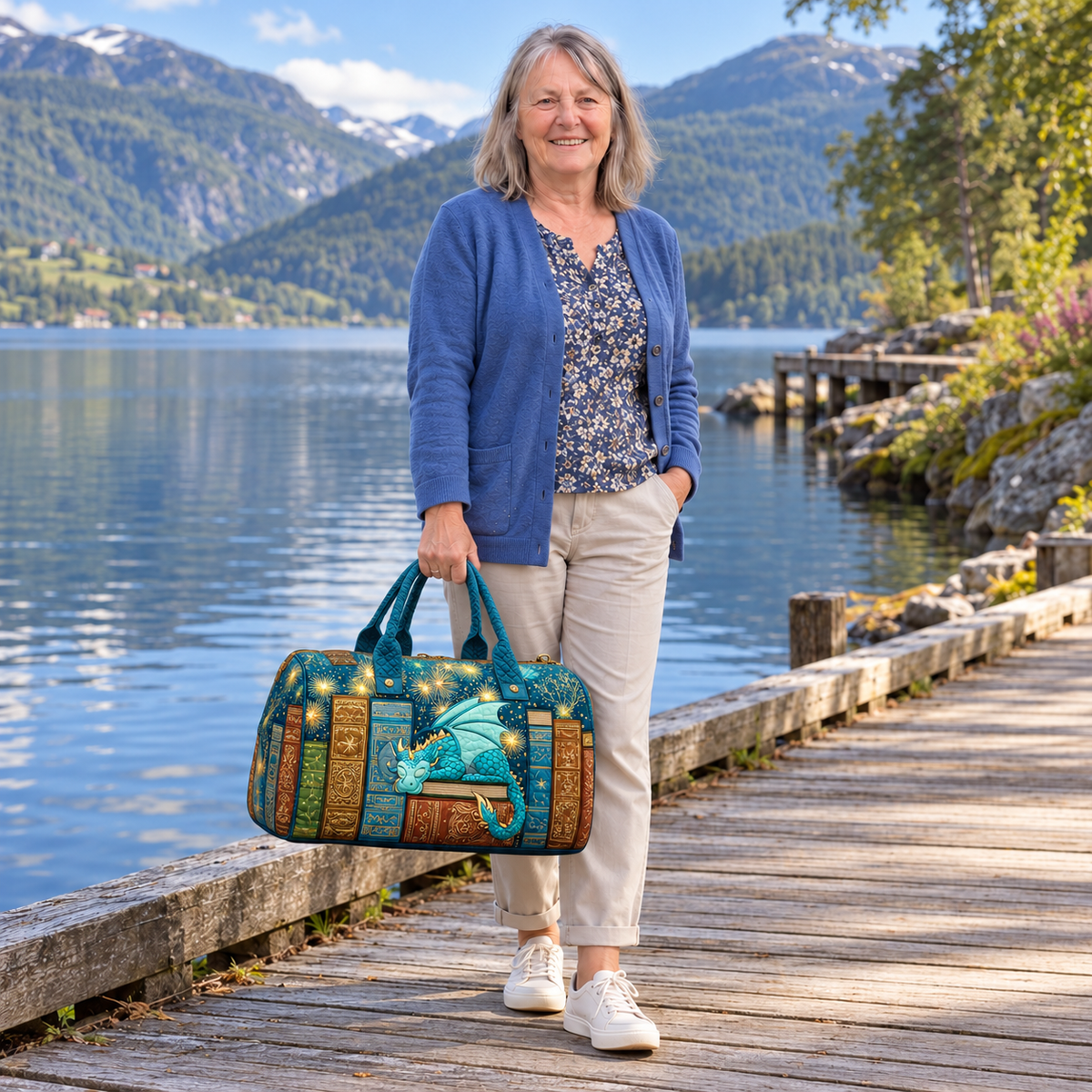 Dragon Tome vattert duffelbag – Emma med duffelbagen ved en norsk innsjø – illustrasjon
