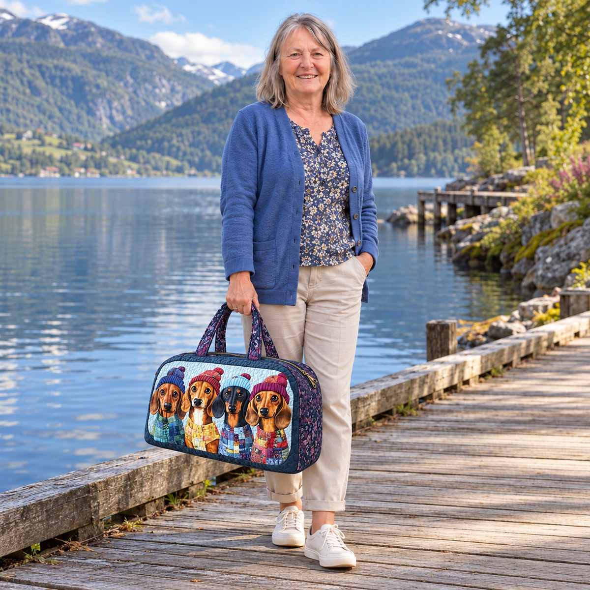Holiday Quartet vattert duffelbag – Emma med duffelbagen ved en norsk innsjø – illustrasjon