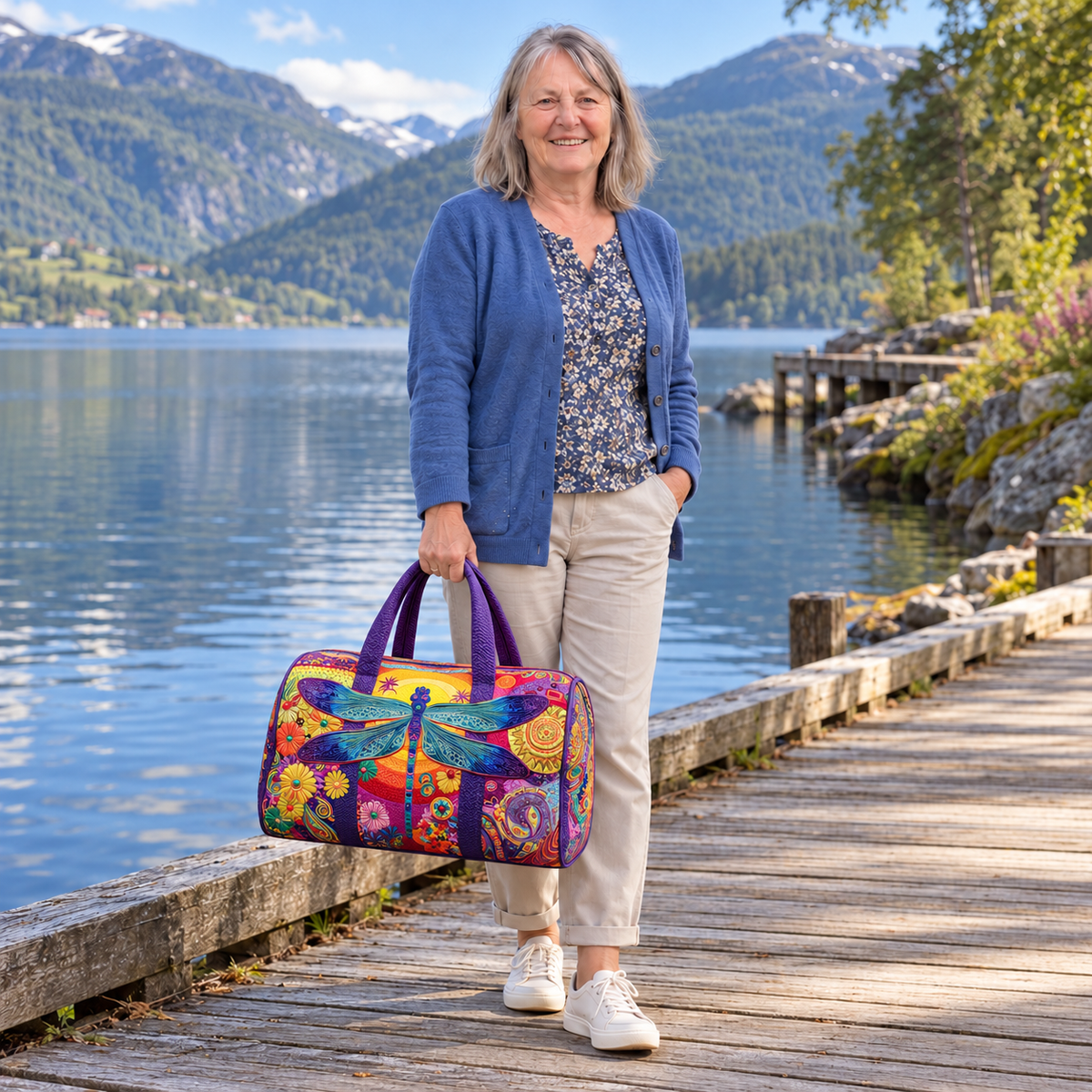 Silken Skies vattert duffelbag – Emma med duffelbagen ved en norsk innsjø – illustrasjon