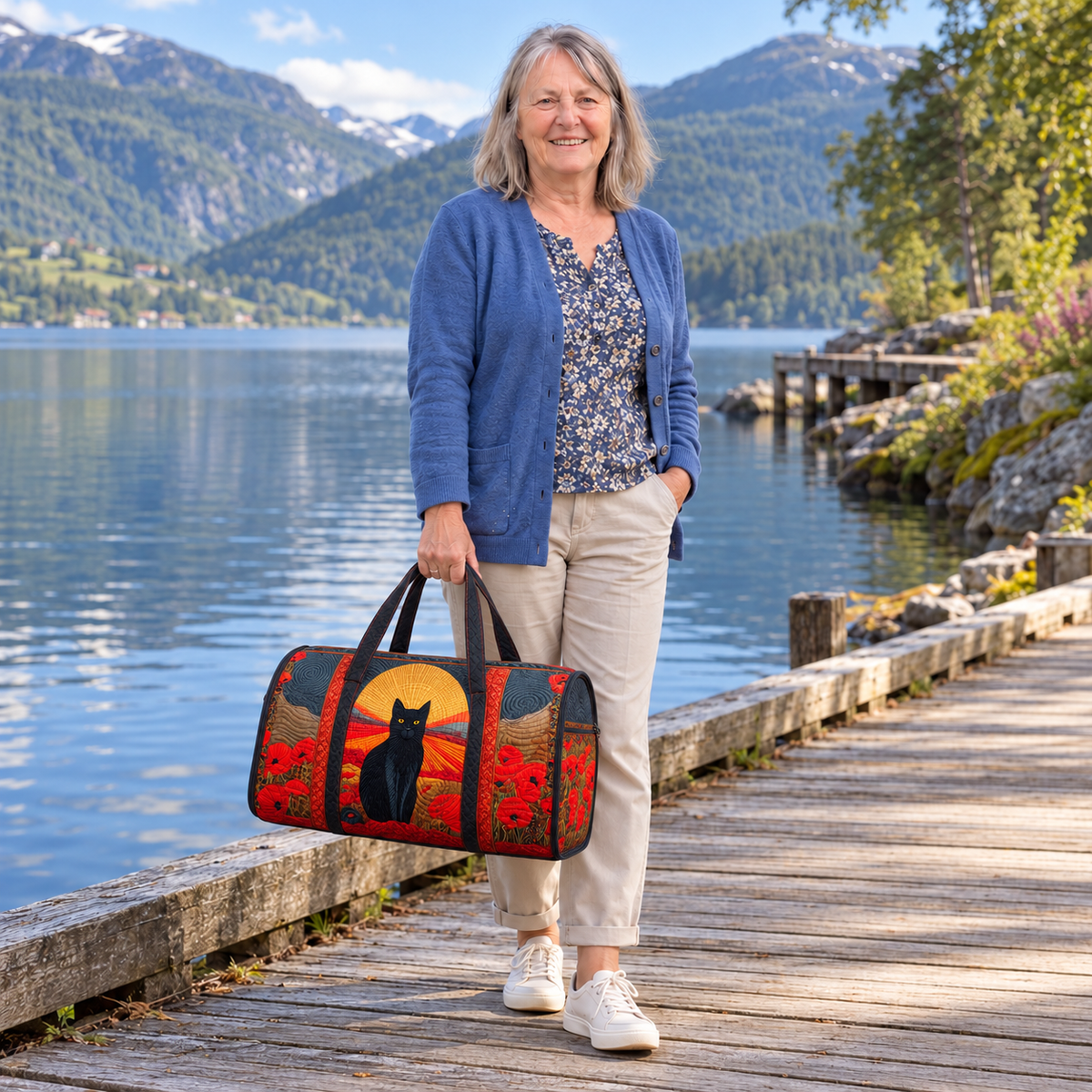 Sunset Cat vattert duffelbag – Emma med duffelbagen ved en norsk innsjø – illustrasjon
